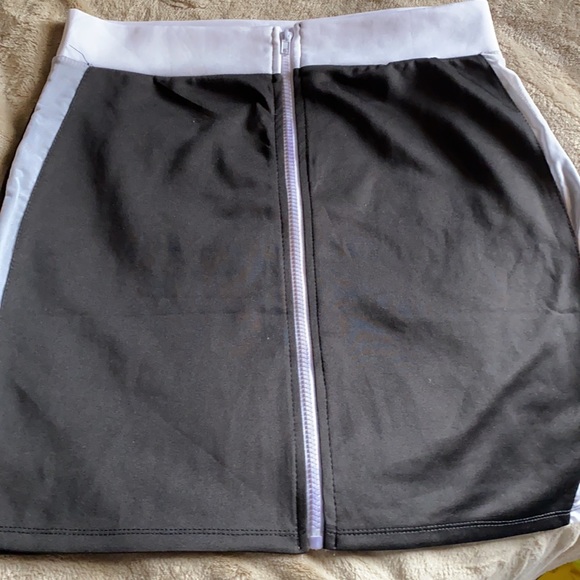 Black and white zip up 2 piece set size XL - Picture 4 of 4